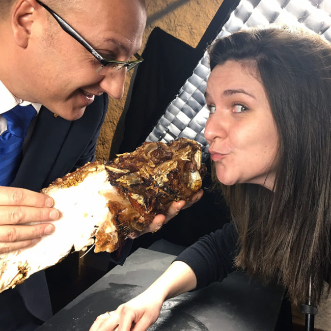 Plongez dans les coulisses déjantées du tournage de la recette du pigeon des Deux-Sèvres cuit en vessie aux petits légumes au Domaine de Châteauvieux.