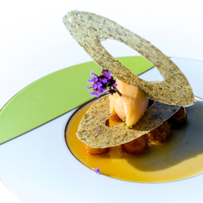 Mirabelles flambées à la camomille, sorbet mirabelle et tuile au thym citronné